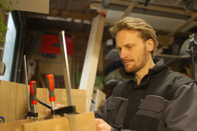 Pieter Hup, de maker achter Hupacha, aan het werk in zijn atelier