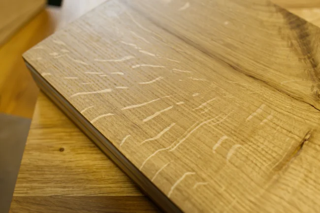 Kopse kant van een eikenboom met zichtbare mergstralen